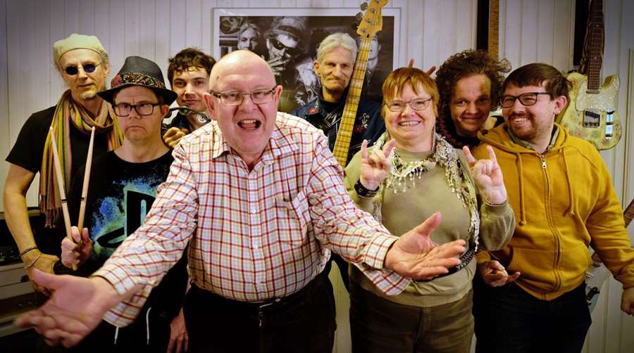 Med över tre decennier av engagemang fortsätter kommunen att skapa rum där alla får uttrycka sig och ta plats i kulturlivet. Allt är gratis och alla är välkomna. Bland annat spelar Phil’s Riders och Esters Orkester på Grand 14 november. Foto: Uppsala kommun.