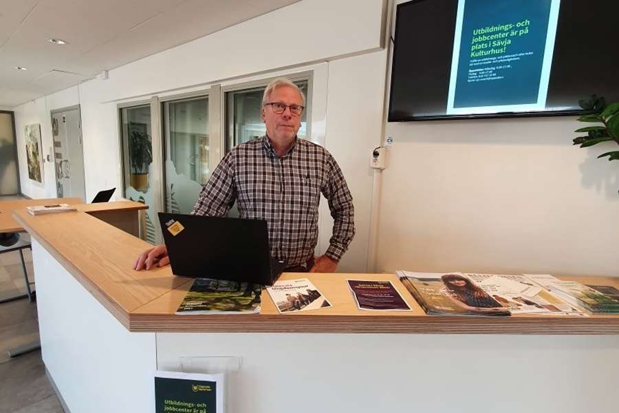 Man står bakom receptionsdisk