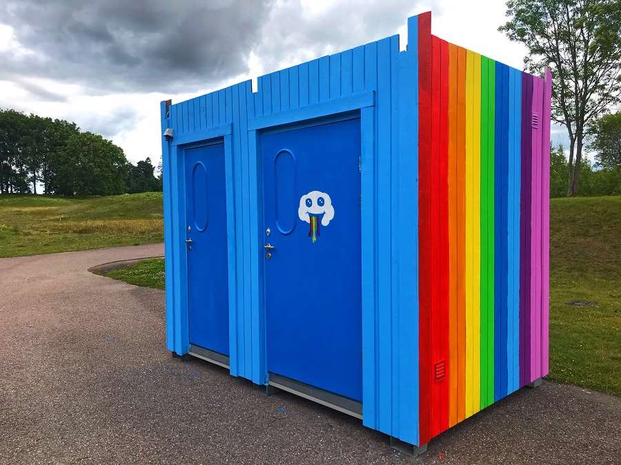 Regnbågstoaletten i Gränbyparken