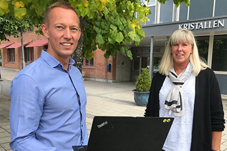 Stefan Lindstr&ouml;m, projektanst&auml;lld i ESF-projektet innovationskompetens, och Annika Norstedt, verksamhetschef inom h&auml;lso- och sjukv&aring;rd.