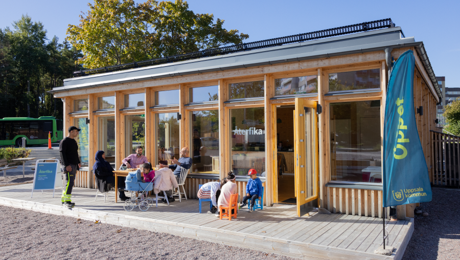 Huset där Återfika hålls sett utifrån med vuxna och barn som samlats framför.