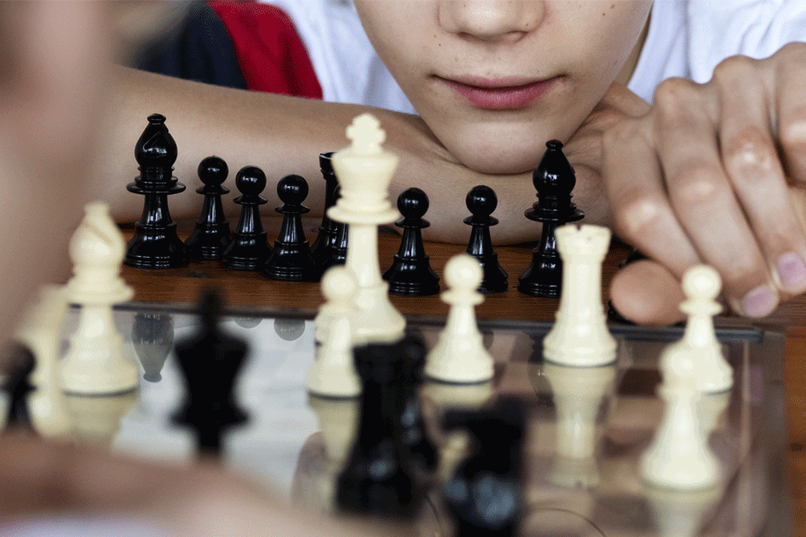 Ungdom spelar schack