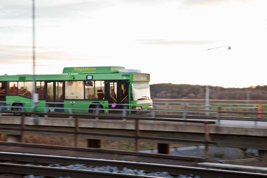 GrönGr UL-buss åker på en bro.