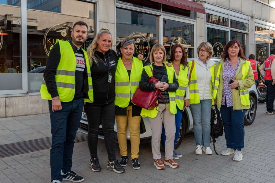 personer från grekisk socialtjänst till sammans med Ungdomsjourens chef