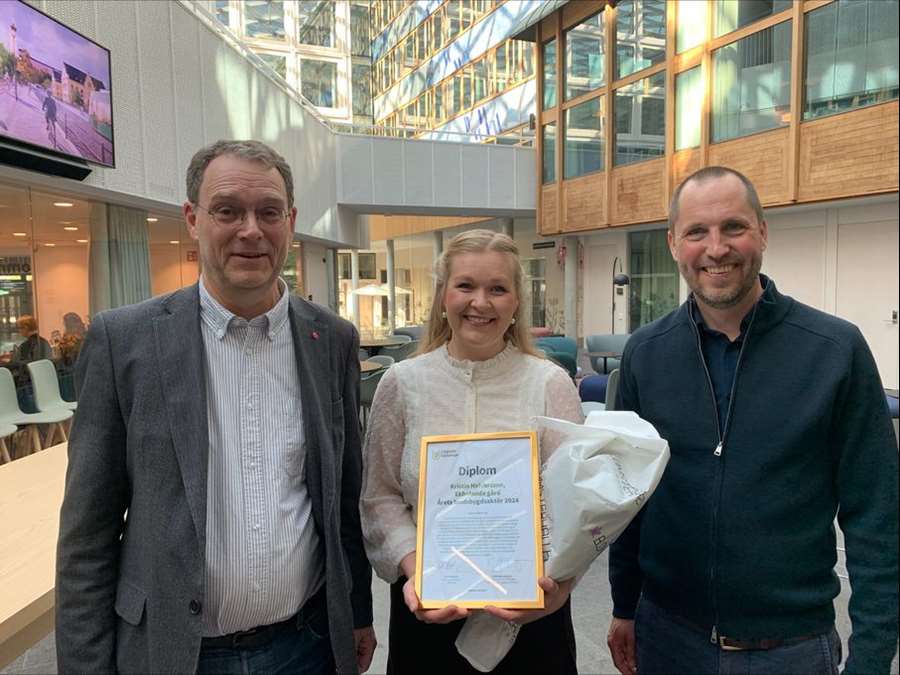 Kristin Halvarsson på Ekbolanda gård tog emot utmärkelsen Årets landsbygdsaktör av Ulrik Wärnsberg och Erik Pelling, under Uppsala kommuns landsbygdsseminarium i Stadshuset. Foto: Uppsala kommun.