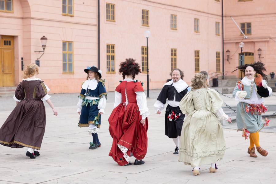 Dansare i barockkläder vid Uppsala slott