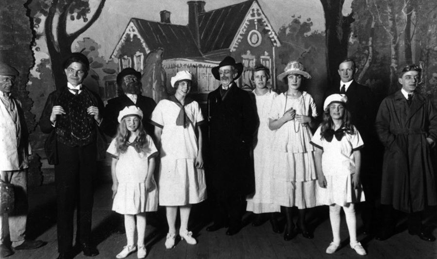 Svartvit bild från en teaterensemble