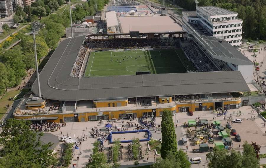 Studenternas arena i fågelperspektiv mot söder med sommargrönska.