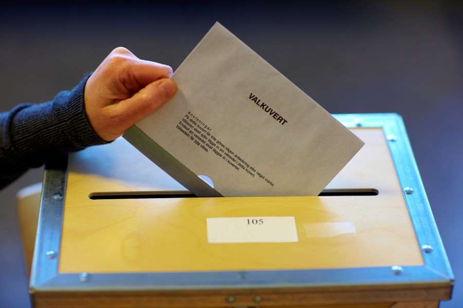 Valurna med person som röstar