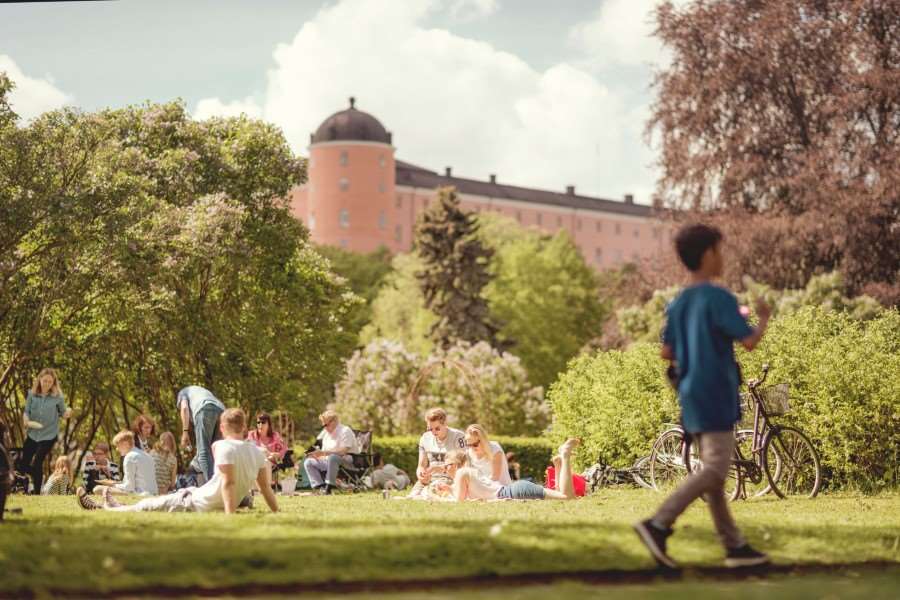Människor har picknick i Stadsträdgården