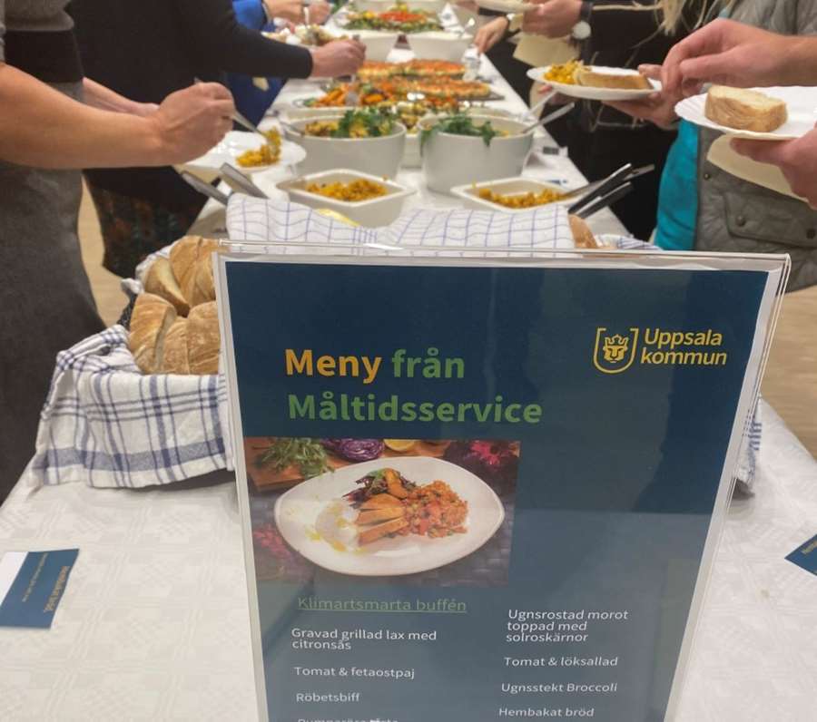 En uppdukad buffé med händer som plockar mat