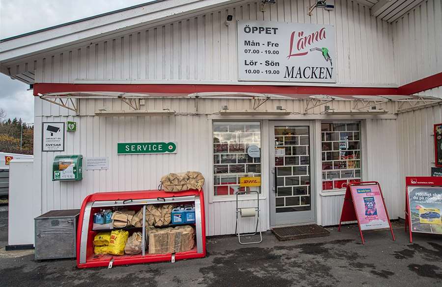 Länna-macken får nu större utbud och kommunal service. Foto: Jim Elfström