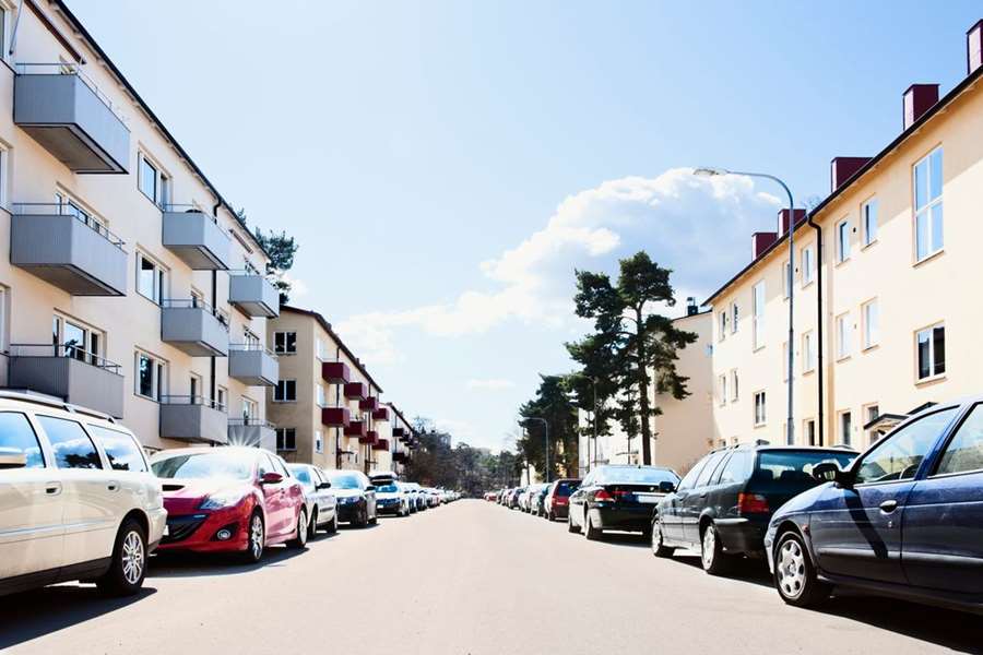 De nya parkeringstaxorna kommer att bidra att stadens ytor används bättre. Det är också ett steg i kommunens arbete för mer hållbara transporter och ett klimatsmartare Uppsala. Foto: johner, Chris Emanuelsson.
