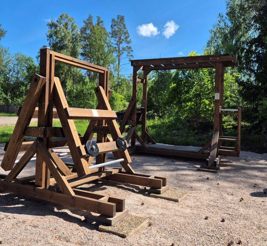 Två gymmaskiner finns nu utomhus vid Tuna bygdegård.