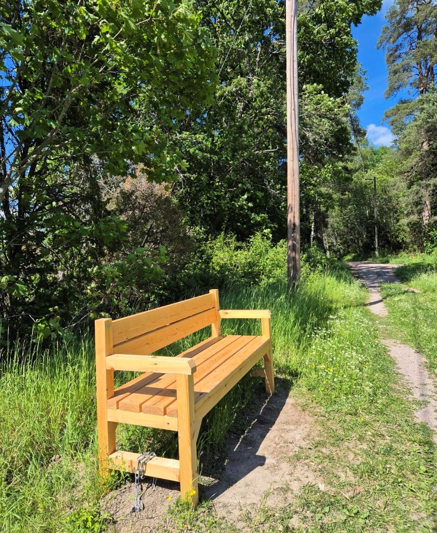Bänk i trä längs elljusspåret i Gåvsta.