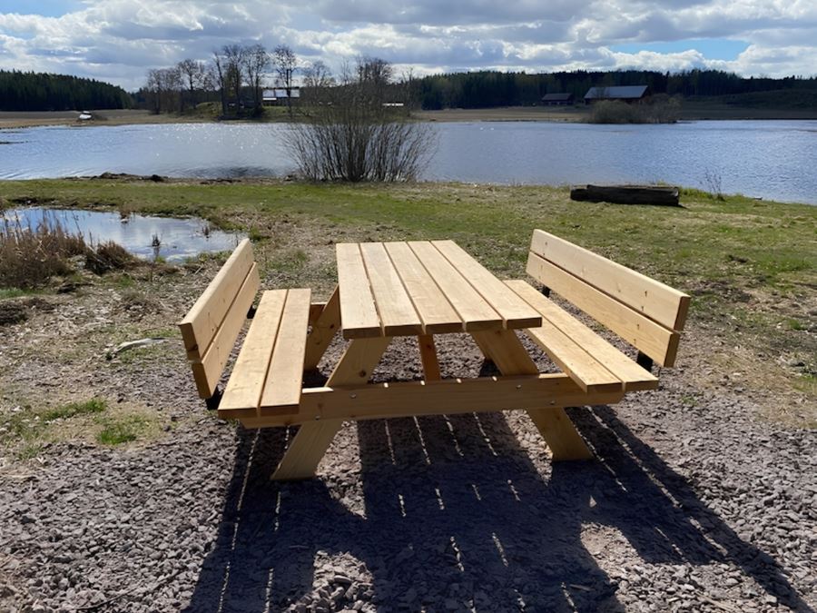 Tre sittbänkar med bord står nu vid Tomta våtmark .