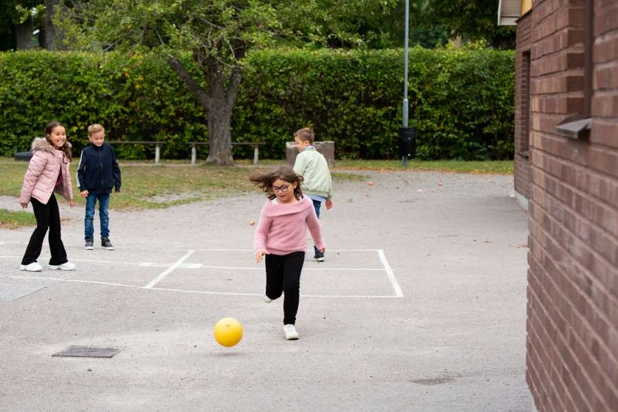 Barn som leker på en skolgård.