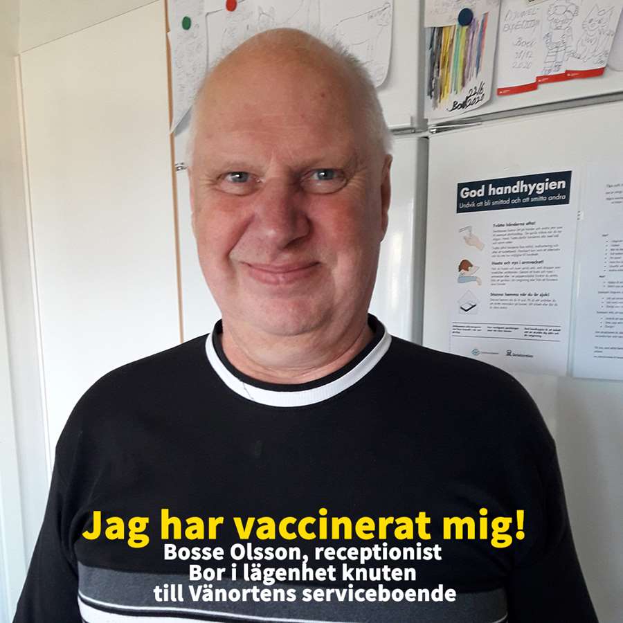 Leende man, tillsammans med texten "Jag har vaccinerat mig! Bosse Olsson, receptionist Bor i lägenhet knuten till Vänortens serviceboende"
