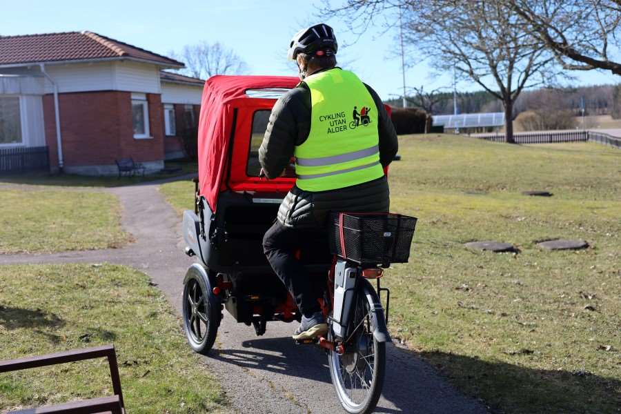 Volontär cyklar