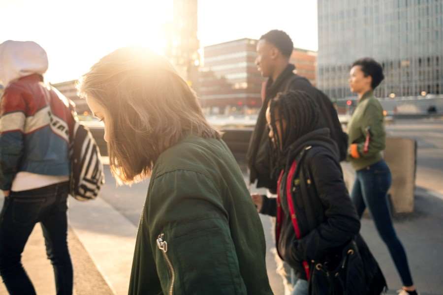 Ungdomar som promenerar