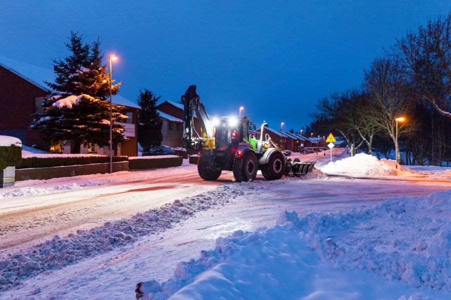 Traktor som skottar snö