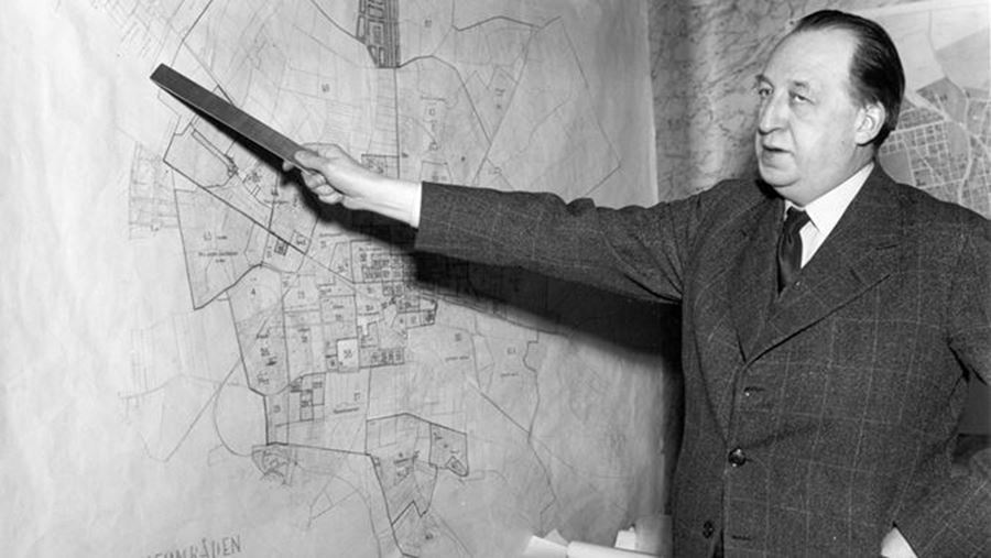 Gunnar Leche pekar på en karta