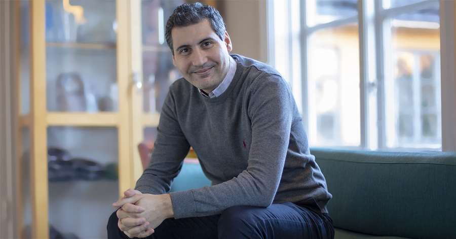 Porträttbild på bibliotekschefen i Uppsala kommun, Mohammed Mekrami.