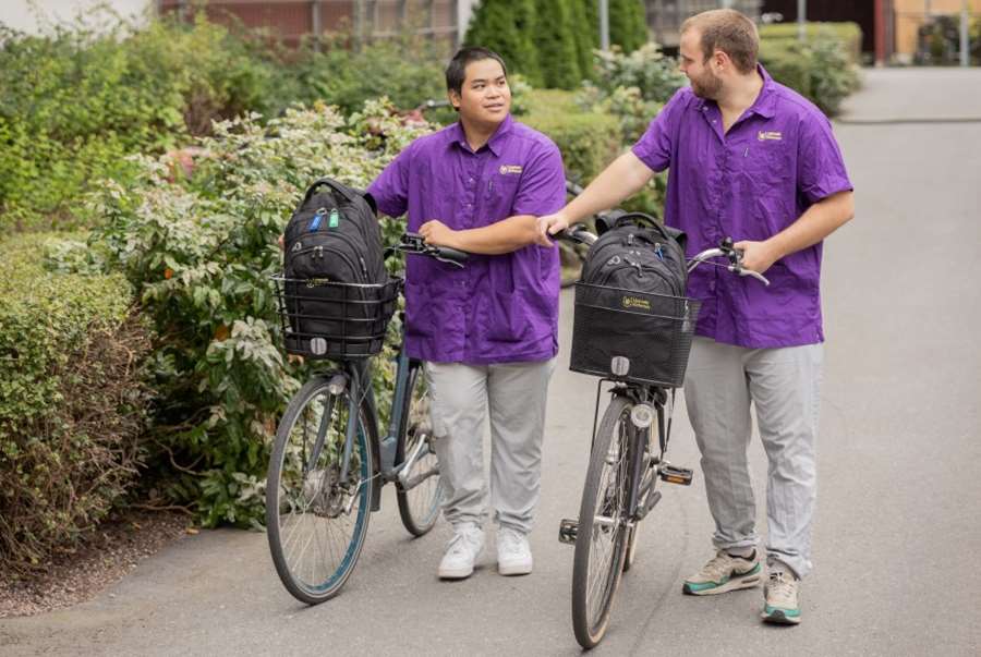 Hemtjänstpersonal går med cykel