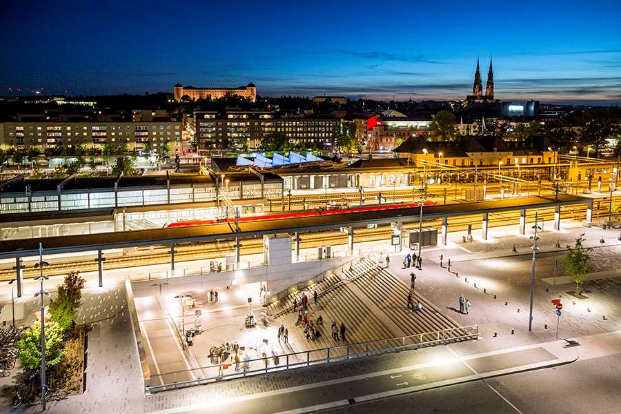 Vy över Uppsala centralstation på natten.