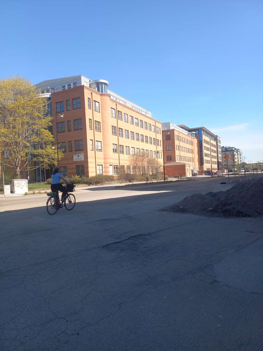 Person cyklar i industriområde