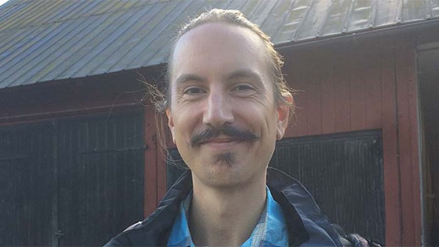 David Jedland utanf&ouml;r en r&ouml;d lada. 