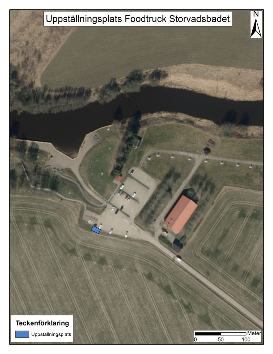 Uppställningsplatsen för food truck vid Storvadsbadet finns bredvid parkeringen på vänster sida sett från infarten till parkeringen.