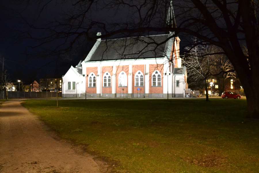 Kyrkan och området närmast den är ordentligt upplyst på kvällstid nu.