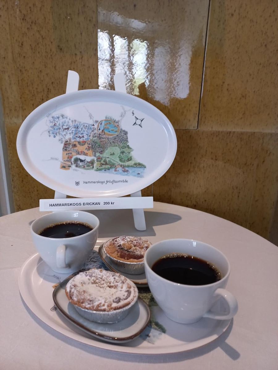 Bild på en bricka med fika framför