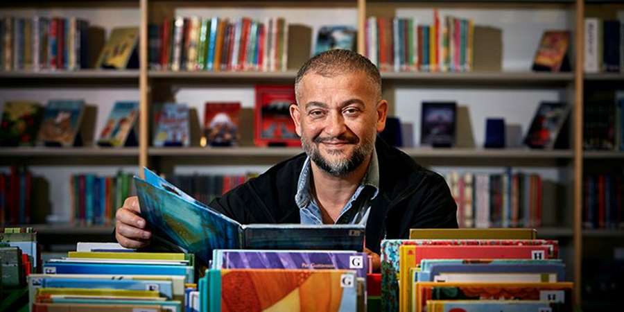 Initiativet till att utse romska läsambassader på folkbiblioteken i Sverige kommer från Sveriges läsambassadör Bagir Kwiek. Foto: Anna von Brömssen