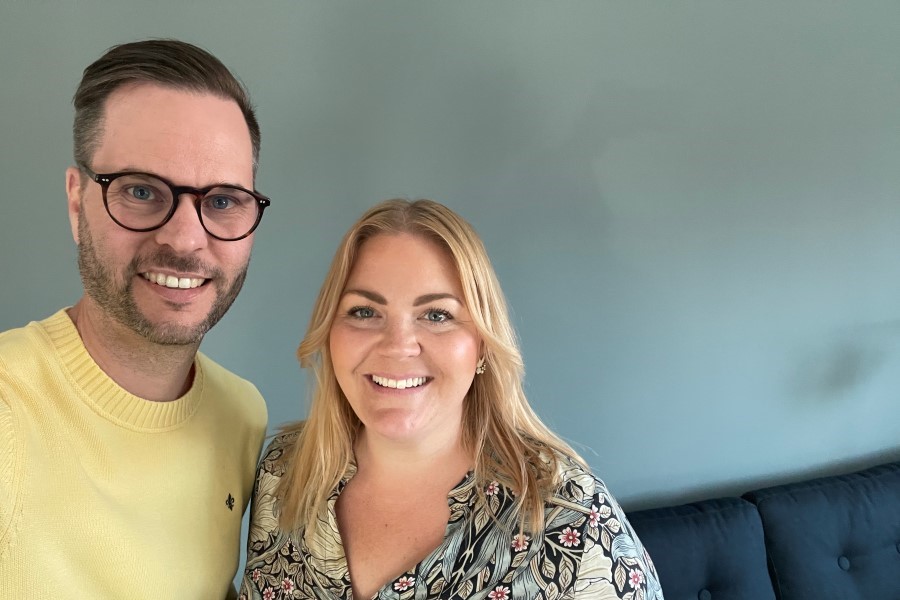 En leende man och kvinna.