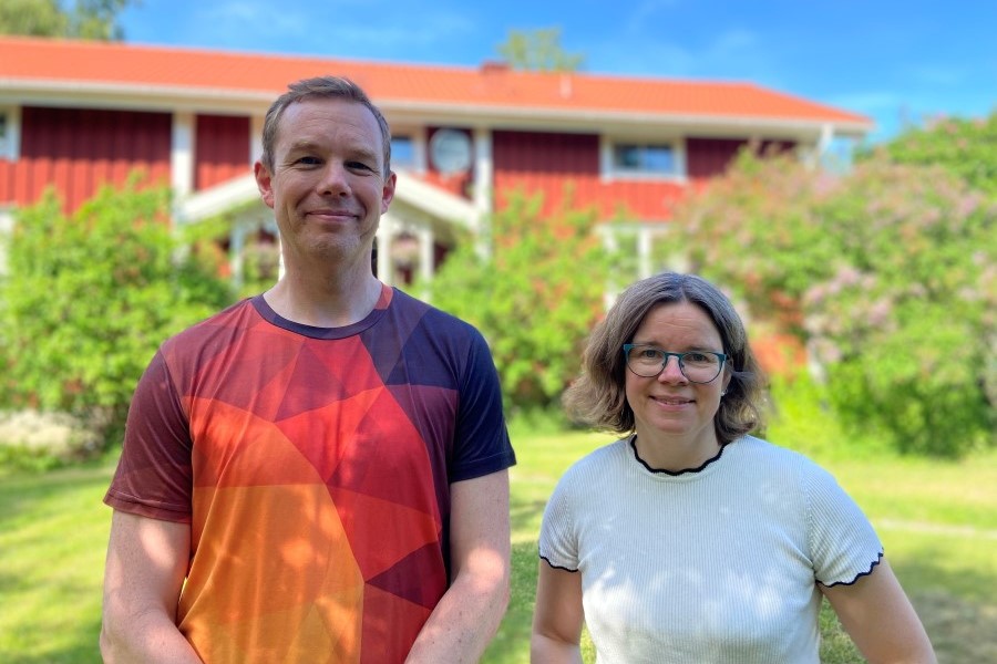 En leende man och kvinna.