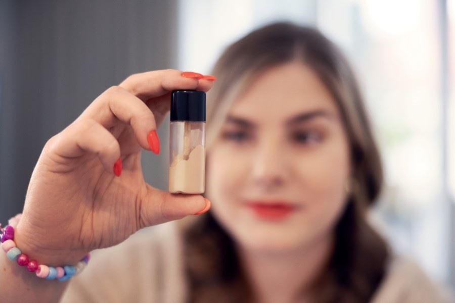 Emma Filipsson och en sminkburk