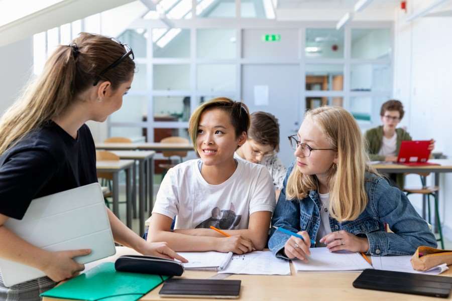 Elever pratar med lärare
