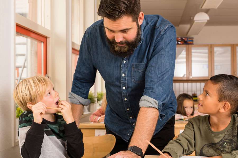 Barn och lärare i klassrum
