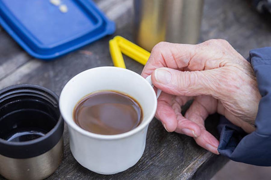 En kaffekopp och en hand