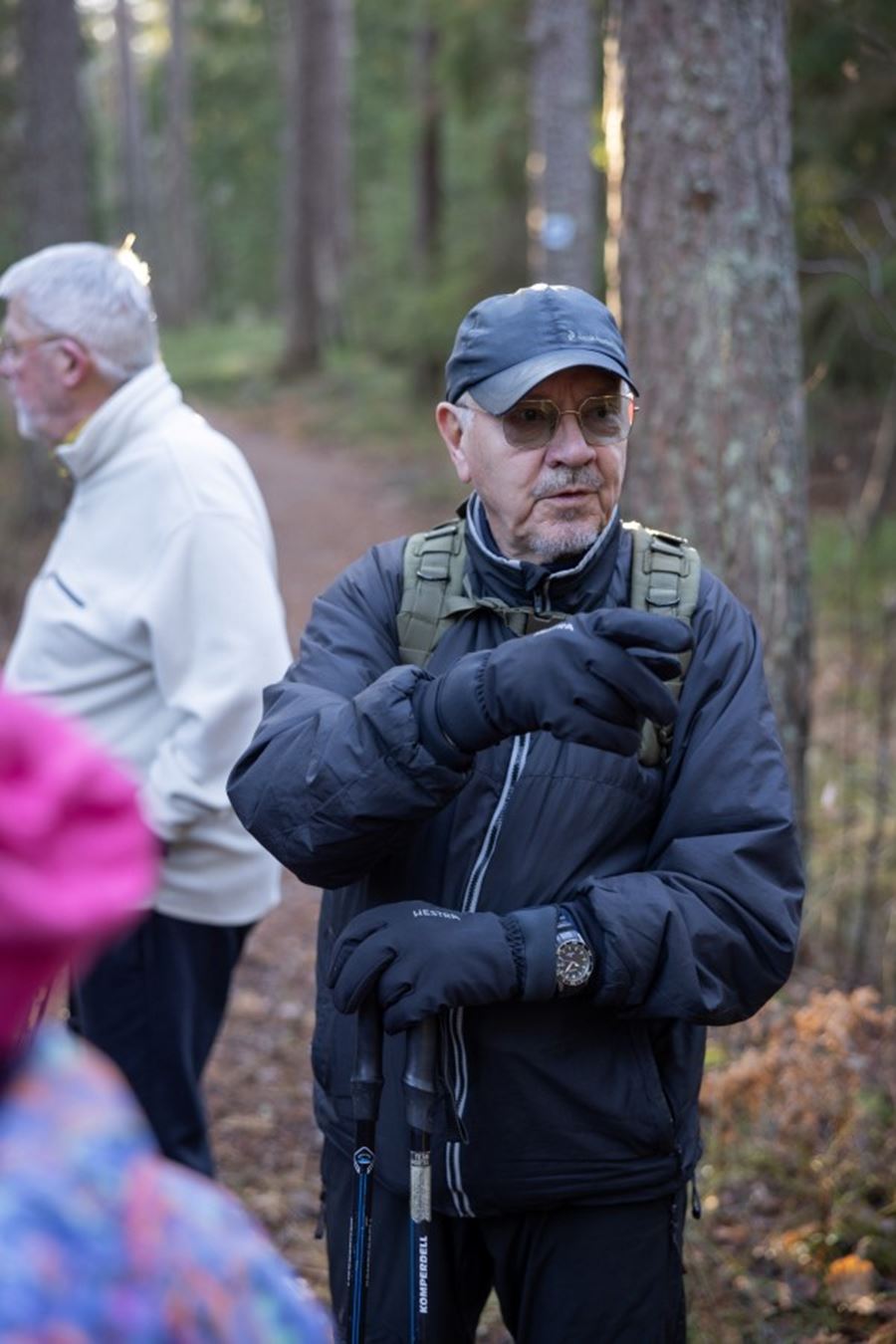 En man i friluftskläder i skogen