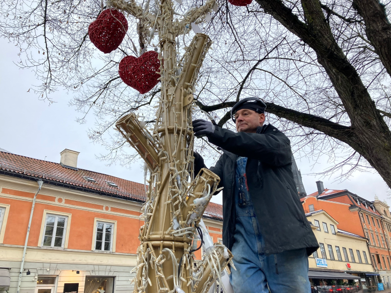 Snickaren Max monterar ljusträdet som också kallas Kärlekens träd.