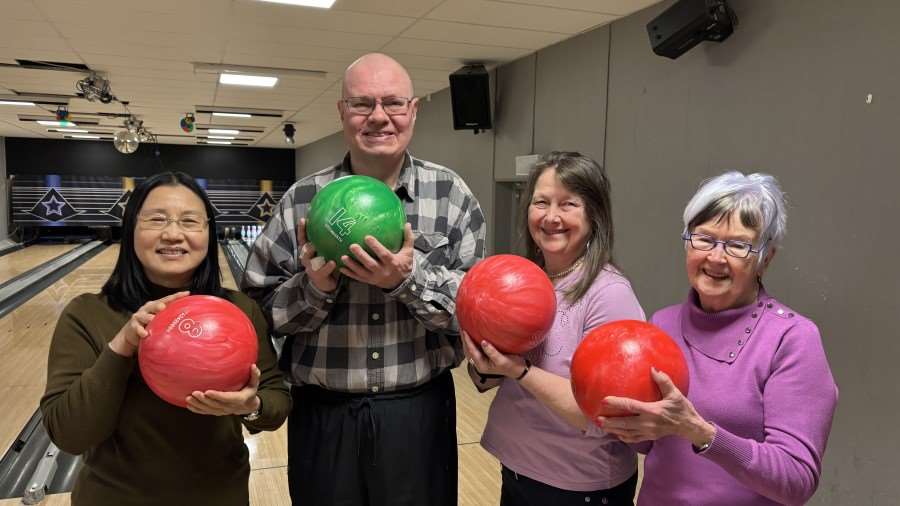 Fyra personer med färgglada bowlingklot