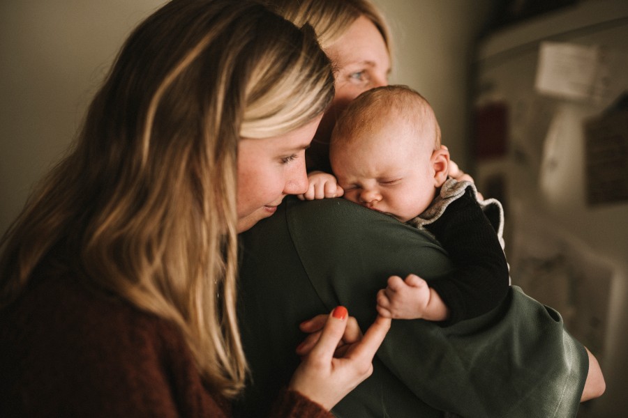 familj med liten bebis