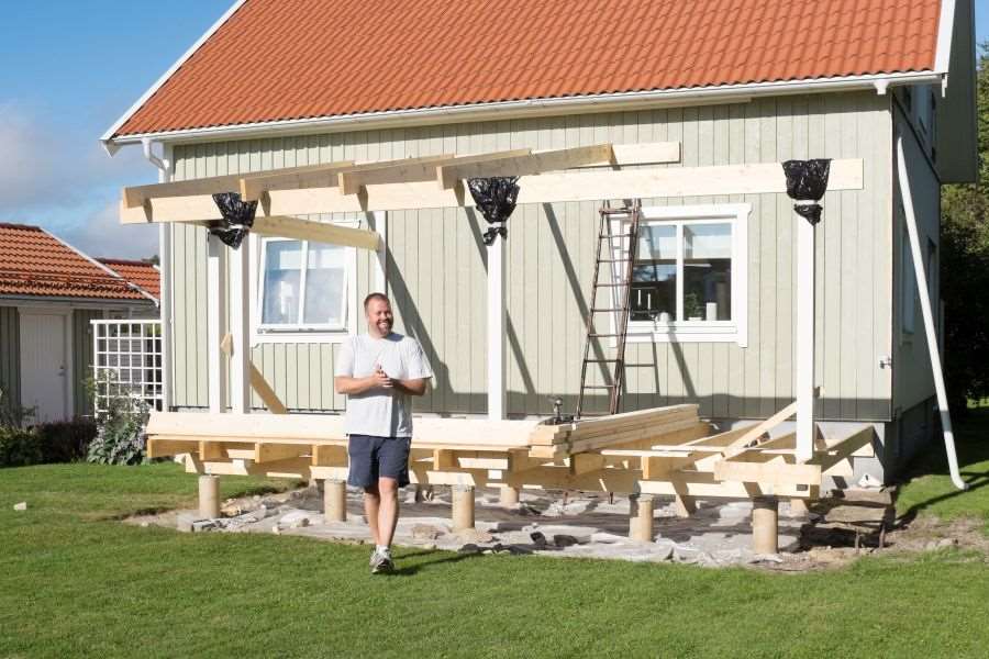 Man som bygger en altan