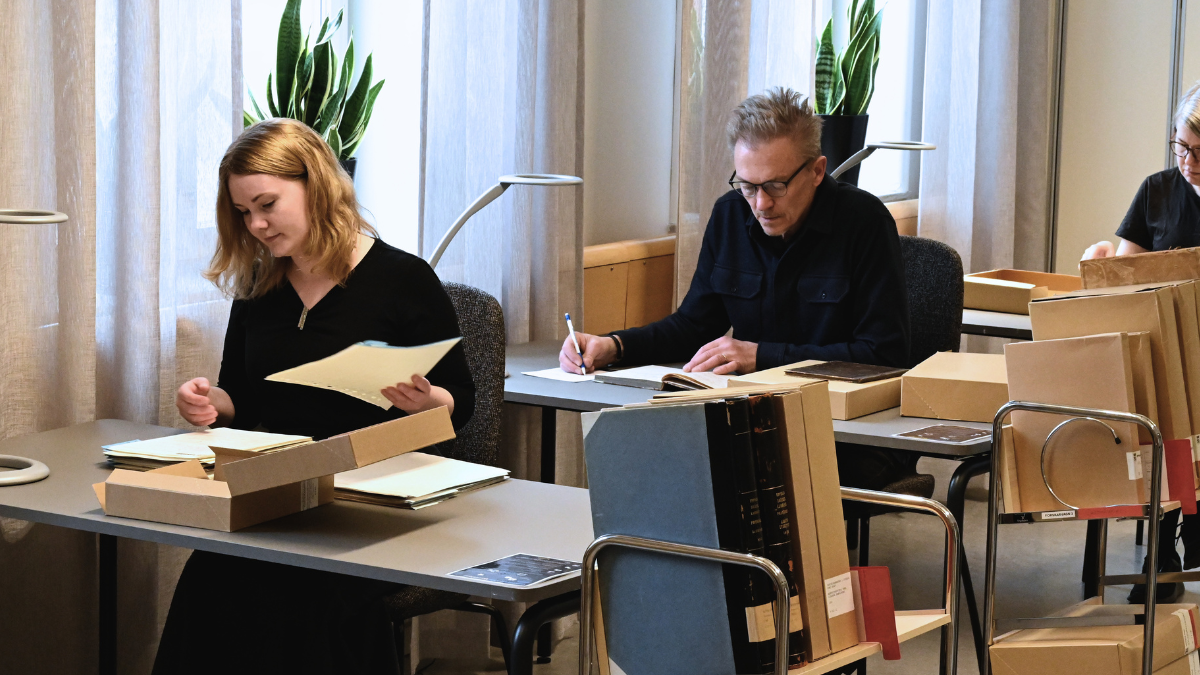 Personer som undersöker arkivet