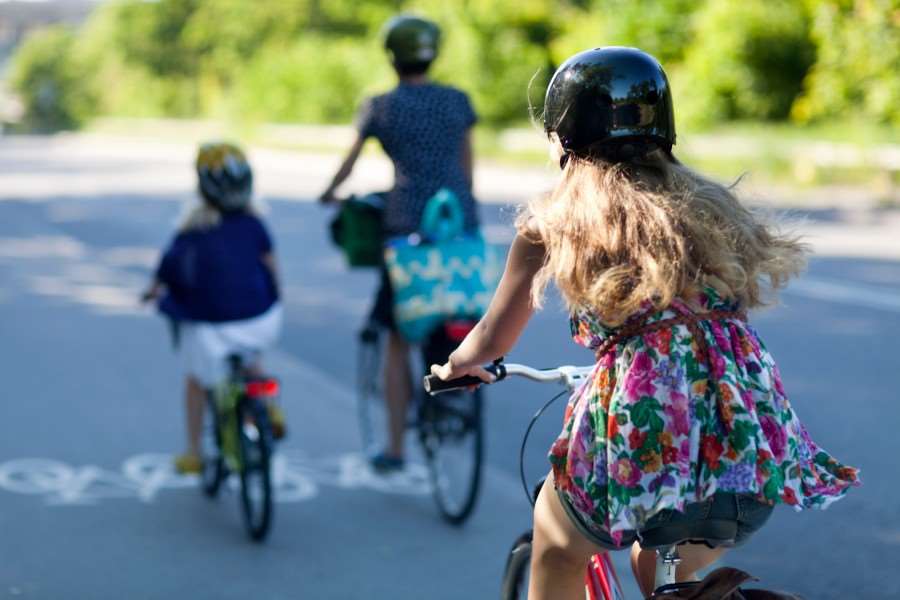 Familj som cyklar på cykelväg