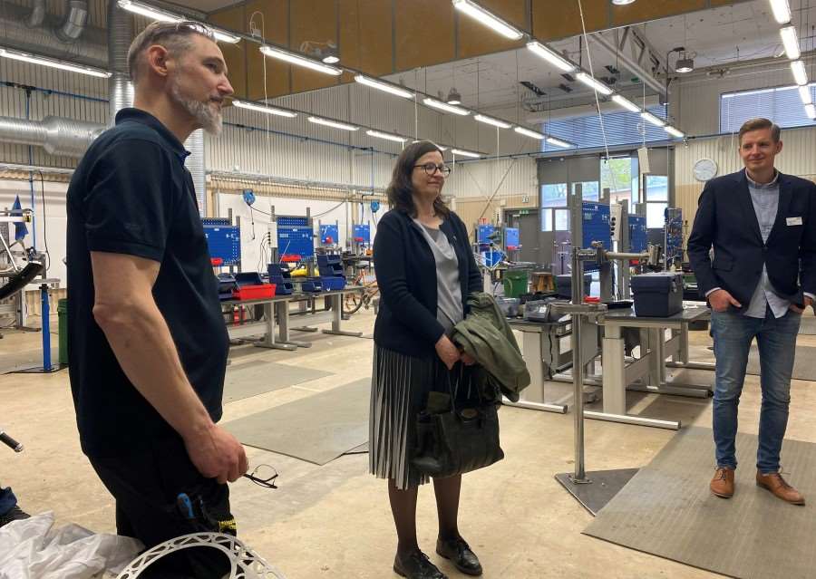 Interiörbild från cykelverkstaden där utrustning och verktyg finns för att reparera cyklar.