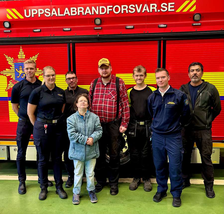 Uppsala brandförsvar och daglig verksamhet står vid en brandbil